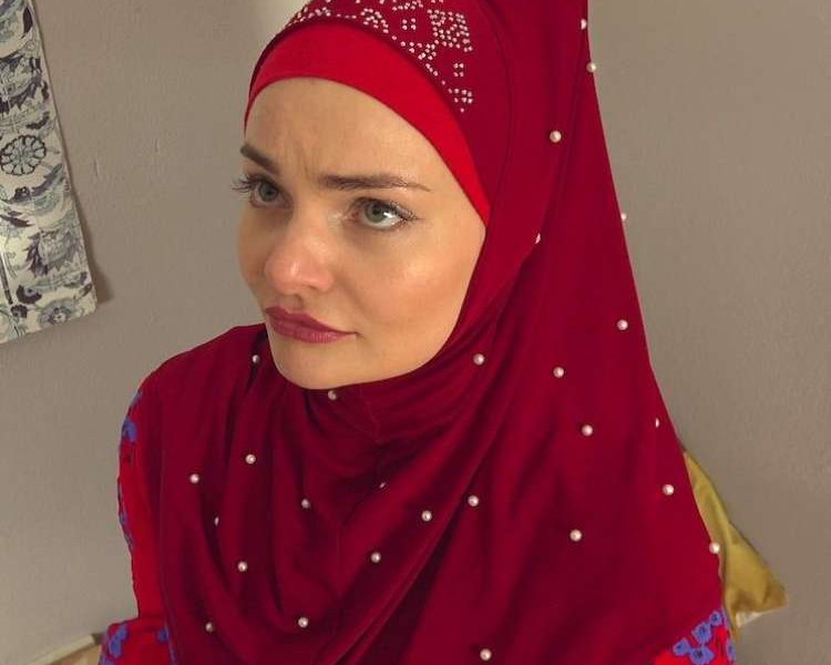 Fibi Euro, Ricky Rascal - He caught his wife in hijab having virtual infidelity FullHD 1080p