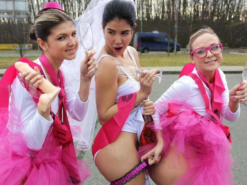 Lady Dee, Cristal Caitlin, Gina Gerson - Hen party gets wild in Prague taxi 1080p