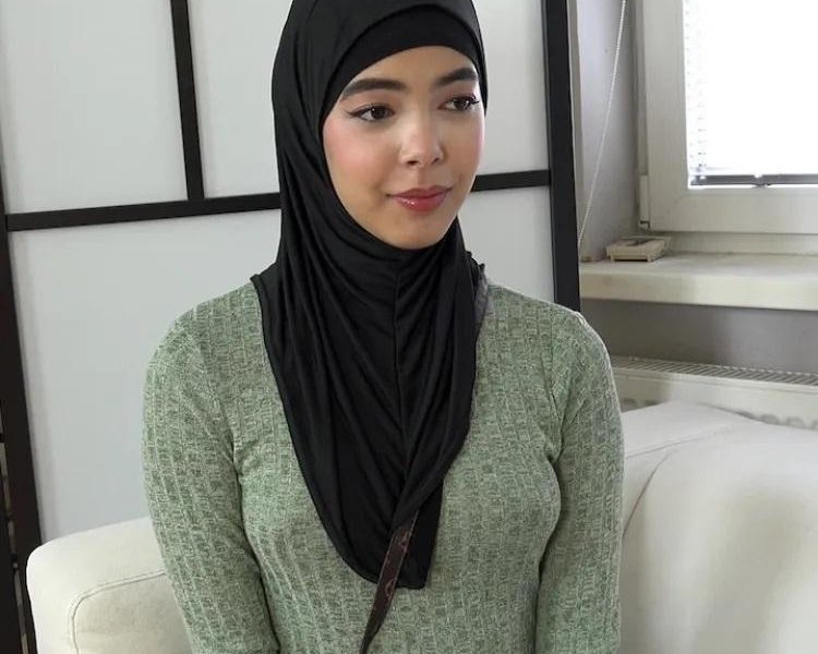 Kubera Fortuna - Babe In Hijab Really Needs A Job FullHD 1080p