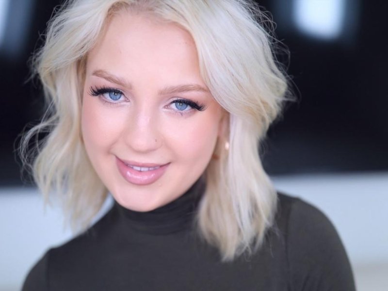 Annaleigh Reno - Amateur Allure Welcomes Annaleigh Reno, a Busty Blonde Texan that Loves Swallowing Cum FullHD 1080p