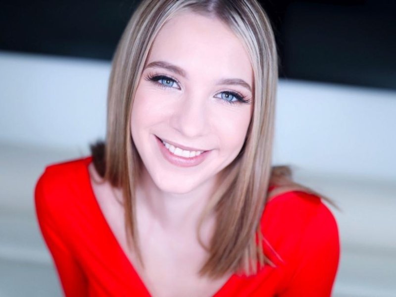 Becky Summer - Amateur Allure Introduces Becky Summer, Petite Blonde Loves Giving Head, Fucking and Swallowing Cum FullHD 1080p