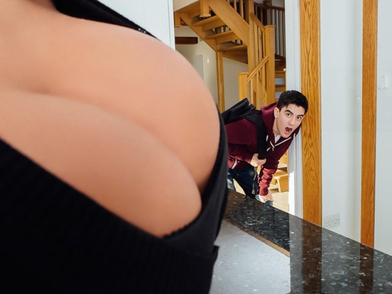 [Brazzers.com] Hold The Phone, Not The Moan (2016-03-07) [1080p]