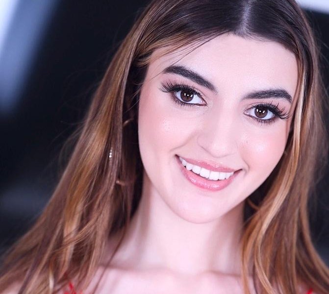 Julia James - Amateur Allure Welcomes Julia James From Park Bench to Studio Swallow FullHD 1080p