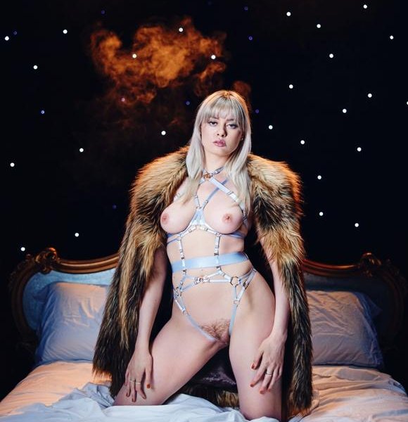 Amber Moore - Frost in the Air 4K 2160p/FullHD 1080p/HD 720p