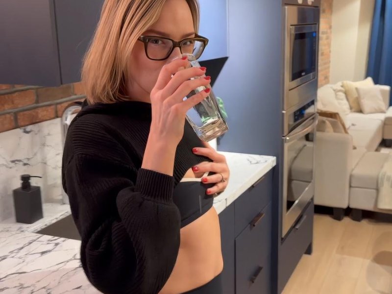 Serenity Cox - Wife Fucked In Yoga Pants After Workout Session By Husband's Friend And Gets a Creampie FullHD 1080p