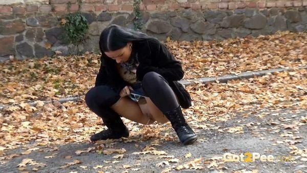 She needs to take a pee urgently! (1080p)