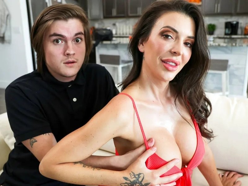 Mom Wants Creampie - Elizabeth Skylar [4K/1080p]