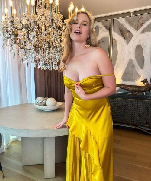 Odessa Bell - Ring The Bell,Once she's in the bedroom and the dress comes off, it's on as she gets her tight pussy fucked deep and filled with multiple creampies FullHD 1080p/HD 720p