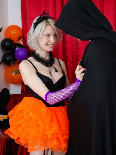 Tessa Voss - Halloween Night Games,He unfastens his robe to show the cutie he wears nothing under it. The cutie gets very impressed, kneels in front of the dude, and takes his cock into her wide-open mouth FullHD 1080p/HD 720p